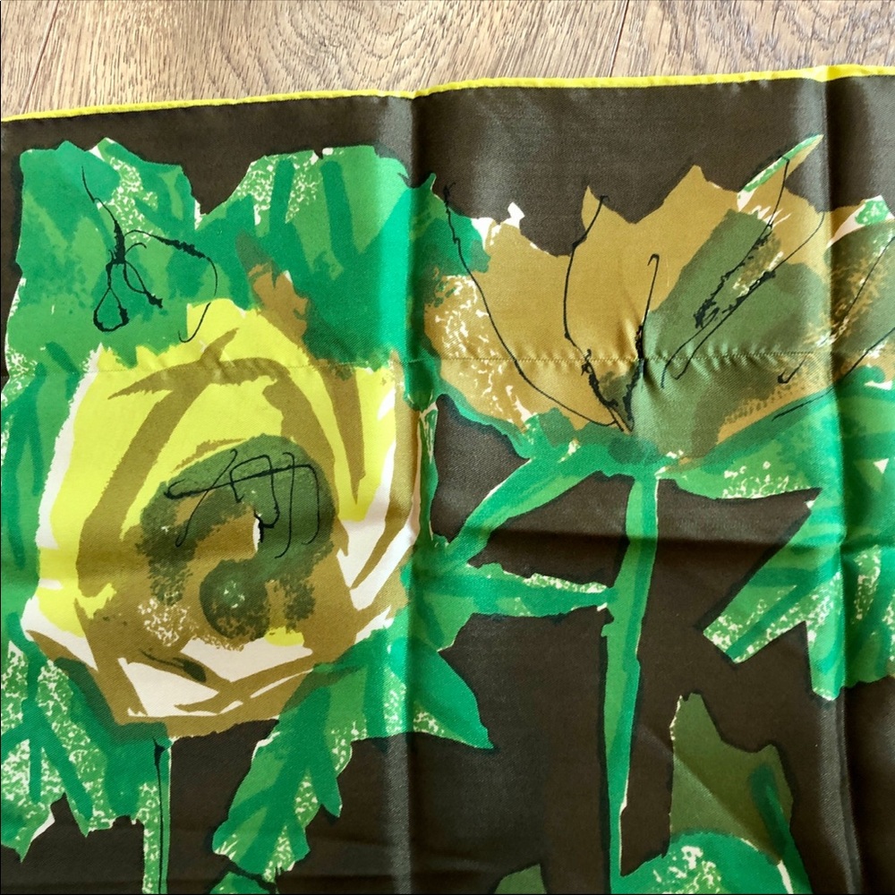 Vintage Vera Neumann square scarf, Green and Yellow hues with floral print - Picture 7 of 12